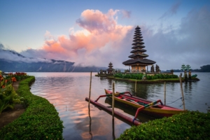 pura-ulun-danu-bratan-in-bali--indonesia-827446284-5a7ebc1c6bf0690037335547